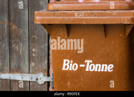 Avec la poubelle marron inscription allemand : 'bio-tonne', Poubelle pour déchets organiques Banque D'Images