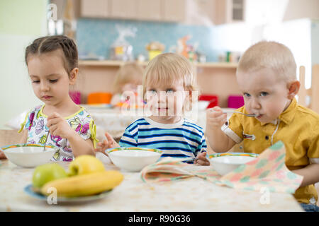 Manger les enfants en maternelle ou centre de jour Banque D'Images
