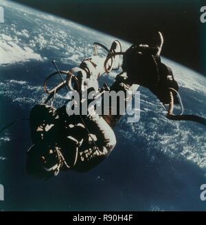 L'astronaute Edward White effectue la première sortie dans l'Américaine, 3 juin 1965. Organisateur : James McDivitt. Banque D'Images