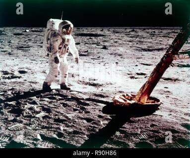 Buzz Aldrin près de la jambe du Module lunaire sur la Lune, mission Apollo 11, juillet 1969. Organisateur : Neil Armstrong. Banque D'Images