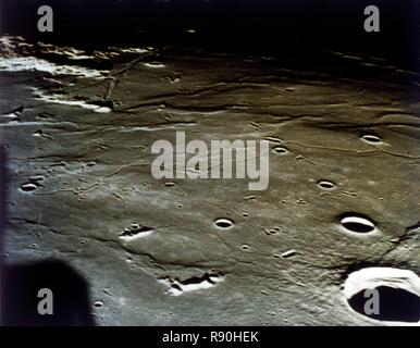 Site d'atterrissage du module lunaire s'approchant sur la Lune, mission Apollo II, juillet 1969. Organisateur : la NASA. Banque D'Images