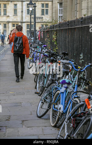 Les vélos sans rouler sur le parapet d'une des nombreuses facultés d'éducation d'Oxford. Banque D'Images