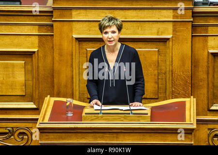 Athènes, Grèce. 25Th Dec 2018. Olga parle Gerovasili au cours de la discussion. Les cinq jours de discussions du budget 2019 continue avec la 4e journée. La discussion sera complétée le mardi 18 décembre. Credit : Kostas Pikoulas Libre prestation/Pacific Press/Alamy Live News Banque D'Images