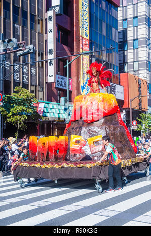 TOKYO - 25 Août : Les participants au carnaval de samba d'Asakusa à Tokyo au Japon le 25 août 2018. L'Asakusa samba carnival est le plus grand du genre en Banque D'Images