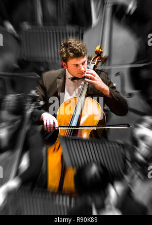Image stylisée d'un jeune violoncelliste jouant son violoncelle Banque D'Images