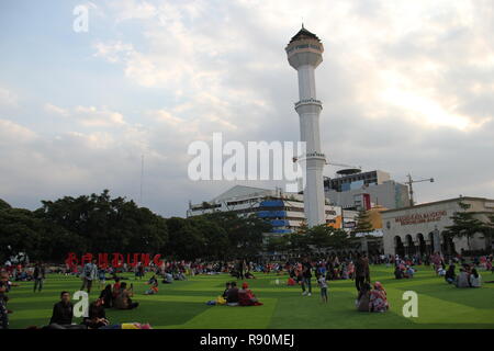 Les gens jouent dans l'alun-alun park dans l'après-midi, Bandung, Indonésie. Banque D'Images