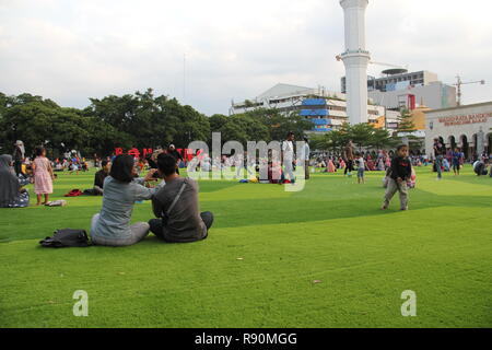 Les gens jouent dans l'alun-alun park dans l'après-midi, Bandung, Indonésie. Banque D'Images