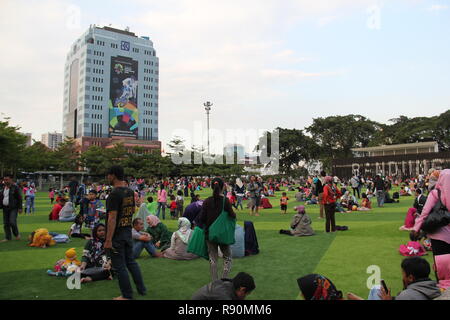 Les gens jouent dans l'alun-alun park dans l'après-midi, Bandung, Indonésie. Banque D'Images