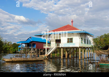 Kampong Phlok mission Church sur pilotis au village flottant sur le lac Tonlé Sap. Kampong Phluk, province de Siem Reap, Cambodge, en Asie du sud-est Banque D'Images