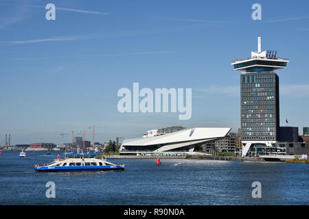 Bord de l'eau d'Amsterdam Noord district avec bâtiment moderne de EYE Film Institute et d'Amsterdam aux Pays-Bas, la Tour (rive nord de l'IJ) Banque D'Images