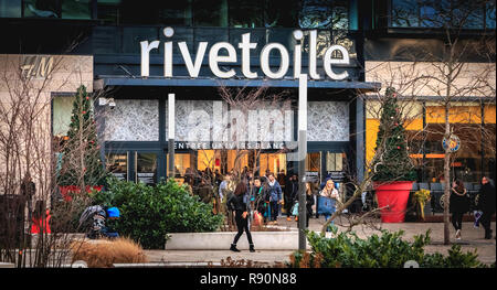 Strasbourg, France - 28 décembre 2017 - Les personnes marchant devant le centre commercial Rivetoile décorées pour noël en Hiver Banque D'Images