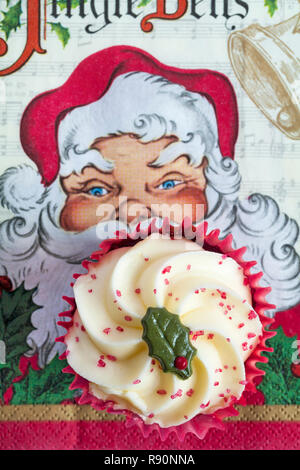 Sainsburys Red Velvet cupcake Serviette Serviette de Noël avec le Père Noël Le Père Noël - à la recherche vers le bas d'en haut Banque D'Images