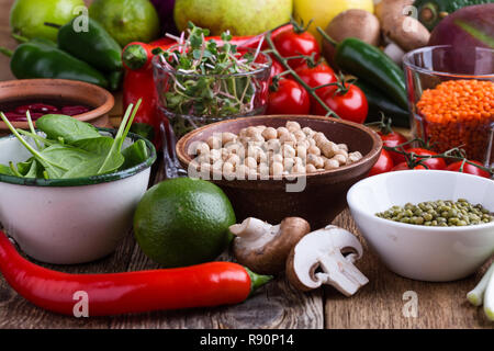 Base de plantes en bonne santé l'alimentation végétalienne. Variété de légumes, fruits, grains secs et les haricots, Close up, selective focus Banque D'Images