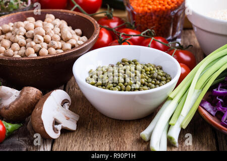 Les haricots mungo. Variété de légumes et de grains secs et de haricots. Base de plantes saines nourriture vegan, Close up, focus de sélection Banque D'Images