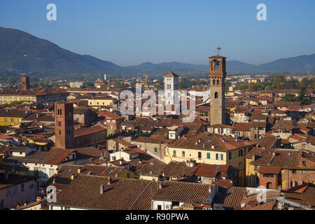 Lucca, Italie : Vue aérienne au-dessus des toits vers Torre delle Ore et les collines de la Tour Guinigi Banque D'Images