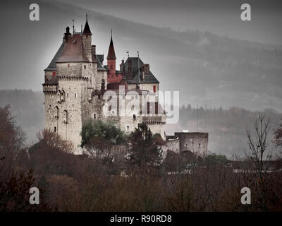Le château de Menthon Saint Bernard, un ancien château à proximité de Annecy en automne. Ils disent que c'est le château qui a inspiré le Disneyland est l'un Banque D'Images