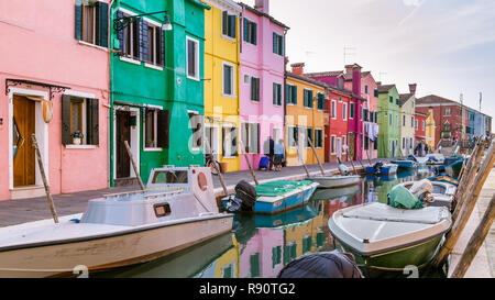 Venise, Italie - le 29 octobre 2016 : Très belles maisons multicolores sur l'île de Burano, Venise, Italie Banque D'Images