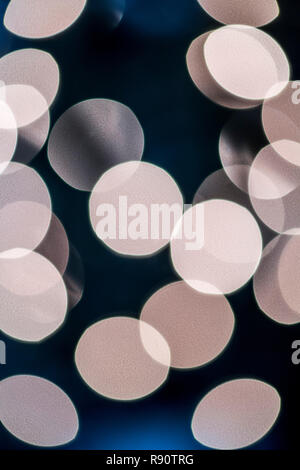 Bokeh créé par blurred Christmas Tree lights Banque D'Images