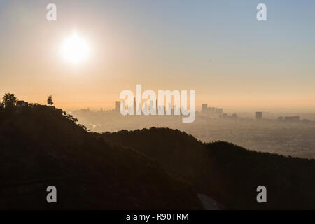 Matin ensoleillé vue sur l'horizon du centre-ville de Los Angeles à partir de Runyon Park et le Hollywood Hills en Californie du Sud. Banque D'Images