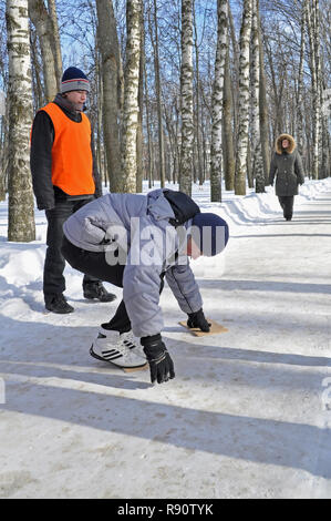 Kovrov, la Russie. 27 février 2011. Jeu de sports d'hiver parmi les clubs d'enfants de la ville dans le parc nommé Degtyarev Kovrov Banque D'Images