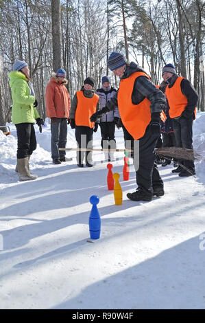 Kovrov, la Russie. 27 février 2011. Jeu de sports d'hiver parmi les clubs d'enfants de la ville dans le parc nommé Degtyarev Kovrov Banque D'Images