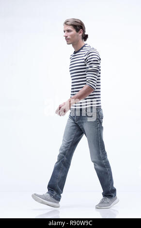 Vue de côté.young man va de l'avant. Banque D'Images