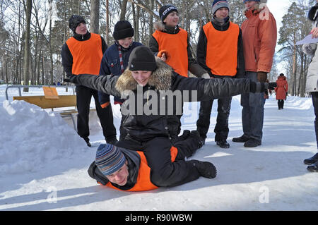 Kovrov, la Russie. 27 février 2011. Jeu de sports d'hiver parmi les clubs d'enfants de la ville dans le parc nommé Degtyarev Kovrov Banque D'Images