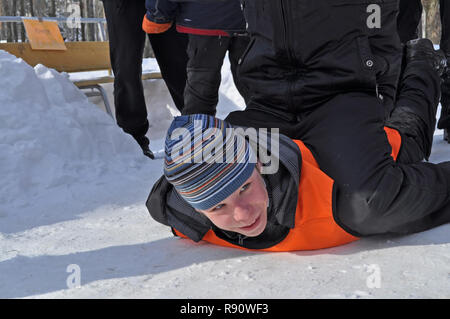 Kovrov, la Russie. 27 février 2011. Jeu de sports d'hiver parmi les clubs d'enfants de la ville dans le parc nommé Degtyarev Kovrov Banque D'Images