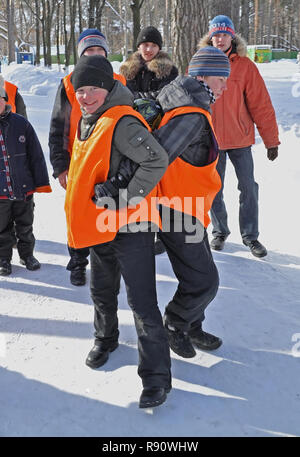 Kovrov, la Russie. 27 février 2011. Jeu de sports d'hiver parmi les clubs d'enfants de la ville dans le parc nommé Degtyarev Kovrov Banque D'Images