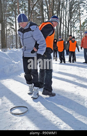 Kovrov, la Russie. 27 février 2011. Jeu de sports d'hiver parmi les clubs d'enfants de la ville dans le parc nommé Degtyarev Kovrov Banque D'Images