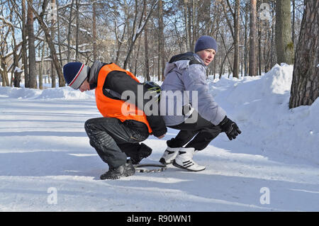 Kovrov, la Russie. 27 février 2011. Jeu de sports d'hiver parmi les clubs d'enfants de la ville dans le parc nommé Degtyarev Kovrov Banque D'Images