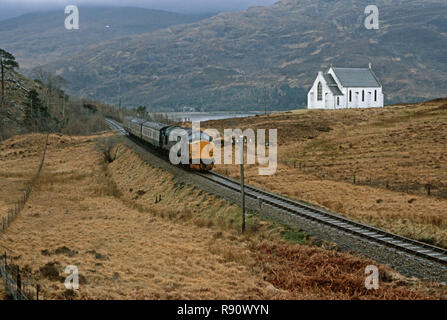 Locomotive diesel en passant en face de Dame de l'Eglise catholique romaine, Braes, sur la West Highland Line, British Rail Glasgow à Mallaig, Highlands, Scotland Banque D'Images