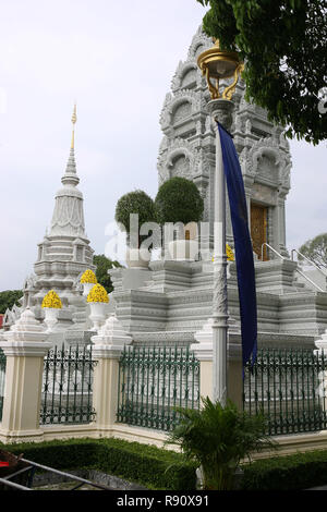 Stupa de la princesse Kantha Bopha, Stupa de S.M. le Roi Suramarit et SM la Reine Kossomak au-delà, la Pagode d'argent, Phnom Penh, Cambodge Banque D'Images