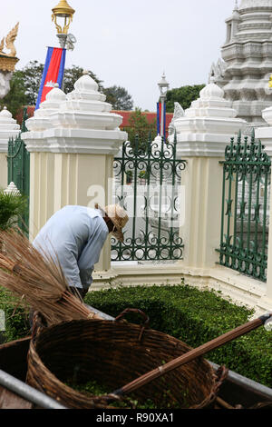 Coupe le jardinier hedge entourant le Stupa de la princesse Kantha Bopha, Pagode d'argent, Phnom Penh, Cambodge Banque D'Images