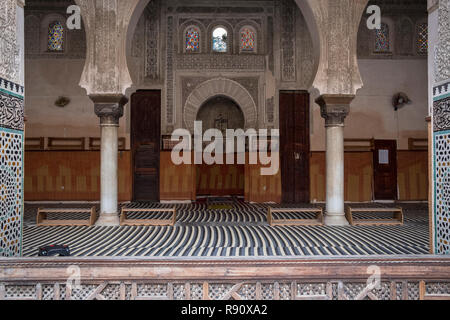 Fes, Maroc - 21 septembre 2017 : Al Madrasa Attarine salle de prière Banque D'Images