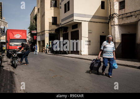 Fes, Maroc - 21 septembre 2017 : les gens sur une rue de Fes Banque D'Images