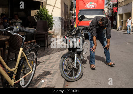 Fes, Maroc - 21 septembre 2017 : son vélo sur une rue de Fes Banque D'Images