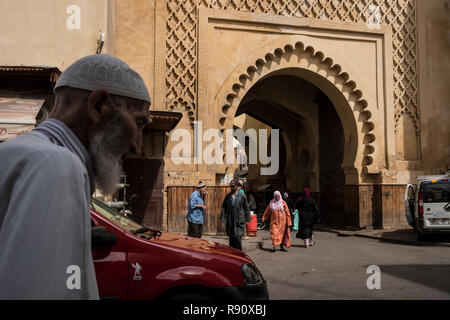 Fes, Maroc - 21 septembre 2017 : Les gens autour de Bab Semmarine Banque D'Images