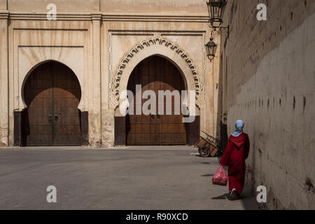 Fes, Maroc - 21 septembre 2017 : femme marche vers Bab Mechouar Banque D'Images
