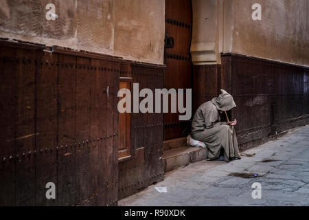 Fes, Maroc - 21 septembre 2017 : mendiant dans les rues de Fes Banque D'Images