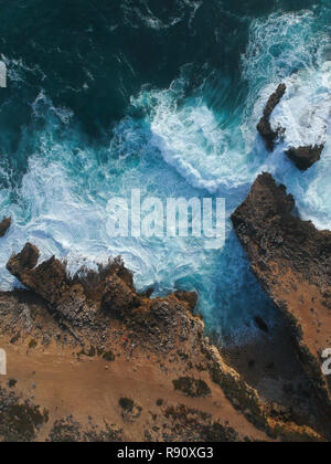 Vue aérienne de vagues se briser contre la côte. Panorama Seascape prenant avec un drone. Banque D'Images