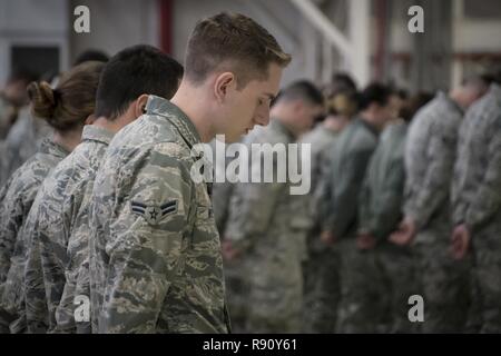 Airman First Class Marc Wilson incline la tête comme Aumônier Capitaine Sarah Idem fournit l'invocation aux membres de la 179e Escadre de transport aérien, Mansfield, Ohio, se rassemblent à l'appel tous les commandants d'unité au cours d'une assemblée générale, 08 décembre 2018. L'ensemble offre une occasion de revoir les réalisations de l'aile et reconnaître les personnes ainsi. Des gagnants de l'aviateurs exceptionnels de l'année catégories sont le Capitaine Paul Stennett de quartier général de l'Escadre de l'air pour la commande, l'agent de grade Master Sgt. Wirwille Nicholas de Mission Le Groupe de soutien pour les sous-officiers supérieurs, Tech. Banque D'Images