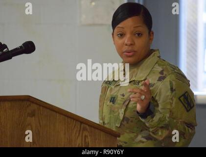 Le capitaine de la Garde nationale de Géorgie Latonya Hicks, nouveau commandant de la 248e Compagnie médicale de soutien de ses adresses de commande pour la première fois à la suite d'une cérémonie de passation de commandement le 9 décembre 2018 à Marietta, GA. Banque D'Images