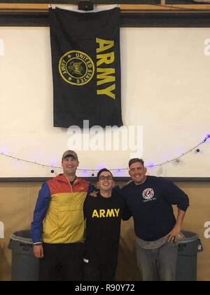 Le capitaine de l'armée américaine Alexander d'Orchimont, le sergent Tristan Medellin, et le sergent. Jacob Lappin célèbre le U.S. Army Black Knights victoire sur les aspirants de marine. Même pendant le déploiement, ces soldats de l'Équipe des affaires civiles de la Compagnie Alpha, 203, 411e Bataillon des affaires civiles, le détachement 1, ont pu regarder le match de football de la Base Aérienne 201 Nigériens, Agadez, Niger. Banque D'Images