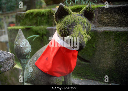 Les renards de pierre gardien au Sanctuaire Fushimi Inari Taisha, Inari, Kyoto, Japon. Banque D'Images