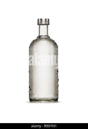 Bouteille d'alcool pur transparent humide avec des gouttes isolé sur fond blanc, studio photo Banque D'Images