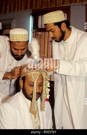 Dressing Up époux musulmans Bohra sehara, liant l'Inde Banque D'Images