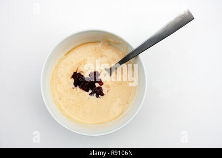 Riz au lait avec de la confiture de fraise Banque D'Images