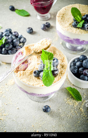 Dessert d'été doux, pas de bleuets gâteau au fromage au four à verre, inversé gris stone background copy space Banque D'Images