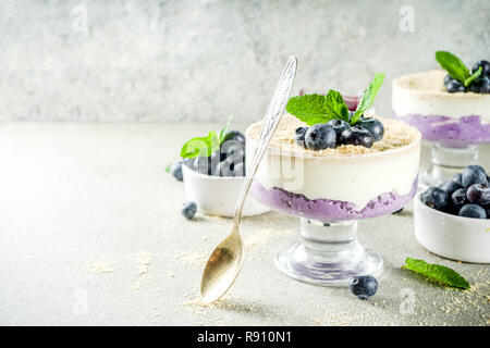 Dessert d'été doux, pas de bleuets gâteau au fromage au four à verre, inversé gris stone background copy space Banque D'Images